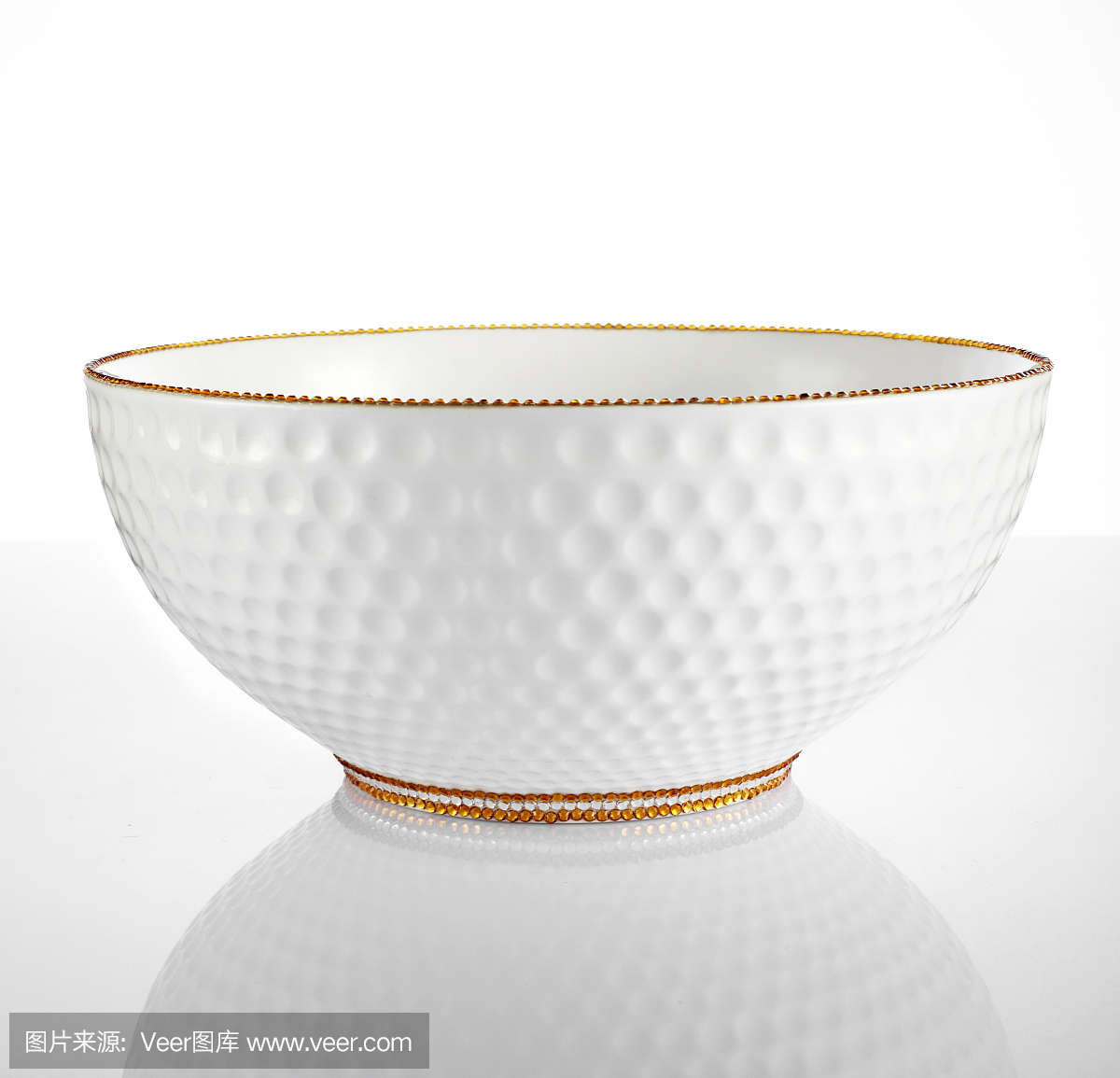 美丽的陶瓷餐具,孤立在白色的背景